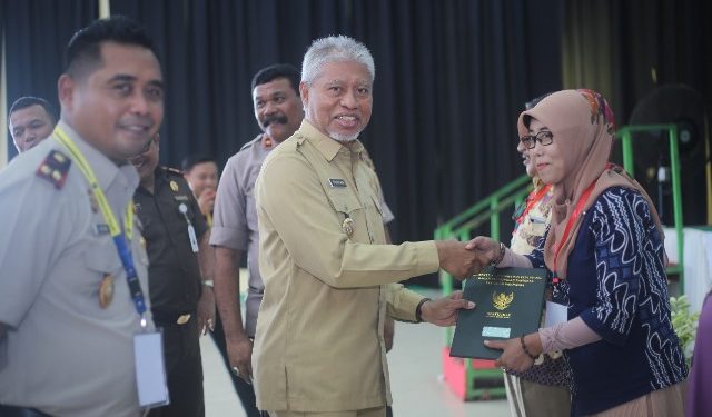 Wali Kota, H. Burhan Abdurahman menyerahkan sertifikat tanah secara gratis kepada masyarakat