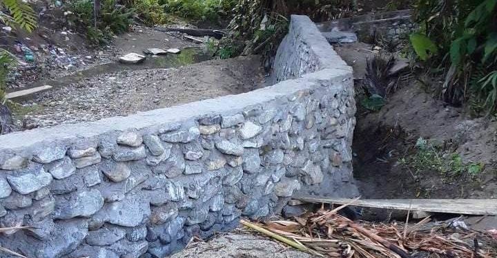 Proyek pembuatan talud penahan banjir Wai Tebi di Desa Kou, Kecamatan Mangoli Timur, Kabupaten Kepulauan Sula (Kepsul) Tanpa Papan Nama