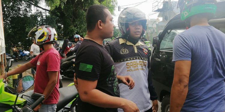 Oknum Anggota Brimob Polda Maluku Utara (Kaos Hitam) Saat Memukul Wartawan