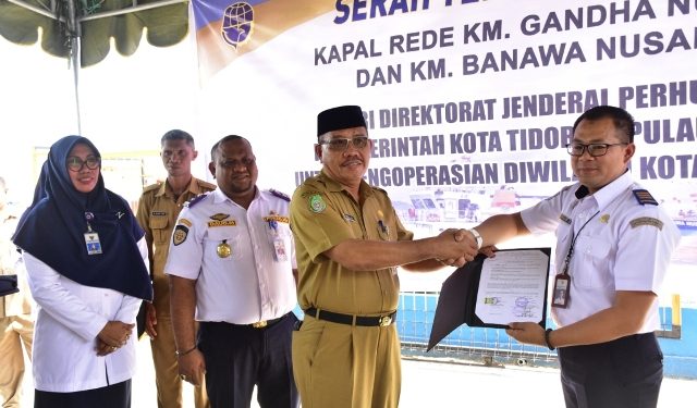 Sekda Asrul Sani Soleiman menerima penyerahan secara simbolis serah terima kapal Rede KM. Gandha Nusantara 17 dan KM. Banaw