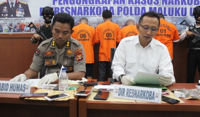 Direktur Narkoba Polda Malut, AKBP Setiadi Sulaksono didampingi Kabid Humas AKBP Adip Rojikan saat memberikan keterangan pers terkait penangkapan empat tersangka Narkoba
