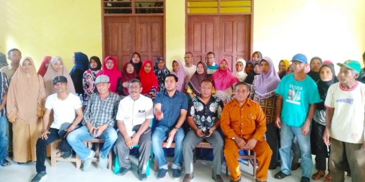 Foto Bersama Anggota DPRD Malut Bersama Para Guru SMKN 3 Sanana