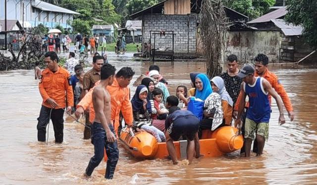Korban Banjir Saat Dievakuasi