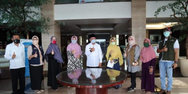 Isteri Gubernur Malut Saat Foto Bersama dengan Gubernur, Kadis Kesehatan dan Tim Dokter Karantina Sahid Bela Hotel