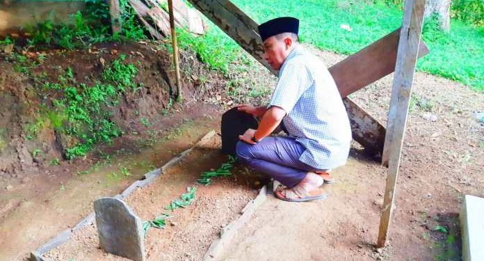 Calon Wali Kota Ternate terpilh Tauhid Soleman Saat Berziarah ke Makam Mendiang Syamsir Andili, Rabu (23/12/2020) (Foto : Istimewa)