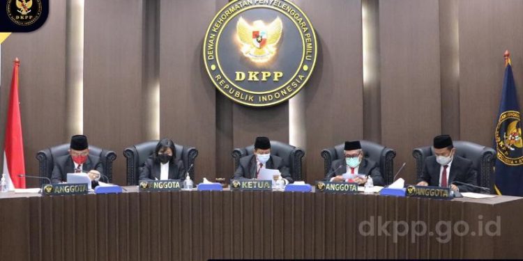 Sidang DKPP Yang Menjatuhkan Sanksi Pemberhentian Tetap Kepada Mohtar Tidore (Anggota Bawaslu Kab. Taliabu), Rabu (21/4/2021).(Foto : Humas DKPP)