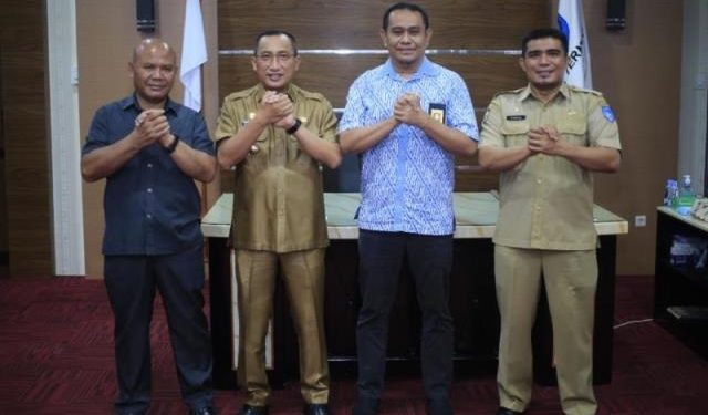 Wali Kota Ternate Saat Foto Bersama dengan  Kepala Sekretariat Bawaslu Provinsi Maluku Utara (Malut), Drs Irwan Mhd Saleh ME