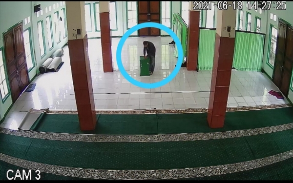 Aksi Pelaku Terekam CCTV Saat Mencuci Kotak Amal di Masjid
