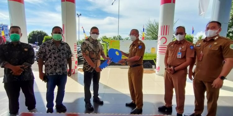 Wali Kota Ternate Tauhid Soleman Saat Menerima Mobil Sampah dari Harita Nickel, Senin (12/7/2021). (Foto : Harita)