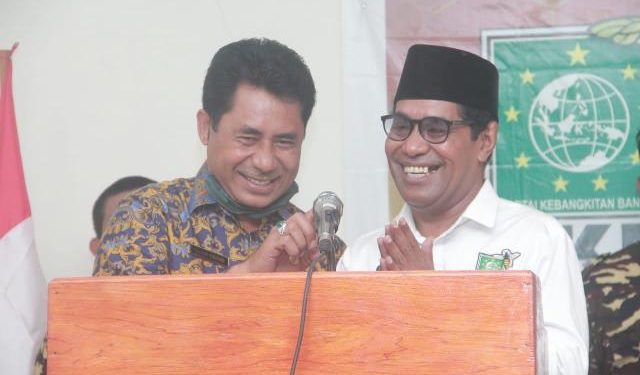 Bupati Haltim Ubaid Yakub dan Ketua PKB Malut Jasri Usman Saat Bersama -sama Membuka Muscab PKB Haltim, Kamis (18/11/2021). (Foto :Udo)