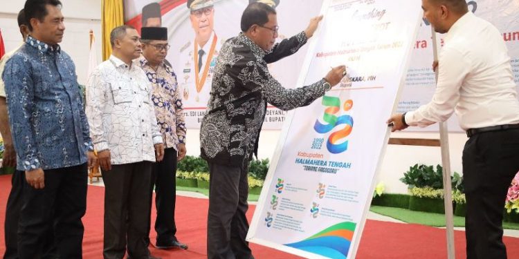 BUpati Halteng EDi Langkara Saat Launching Maskot HUT Kabupaten ke 32. (Foto : Istimewa)