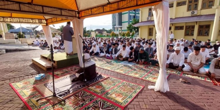 Wakil Wali Kota Ternate Saat Melaksanakan Shalat Idul Adha di Lapangan Asrama Haji Ternate. (Foto : Ata)