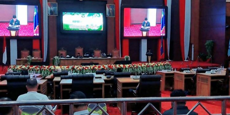 Gubernur Malut Saat Sampaikan  Kebijakan Umum Anggaran dan Plafon Prioritas pada Rapat Paripurna KUA-PPAS 2022. (Foto : Istimewa)