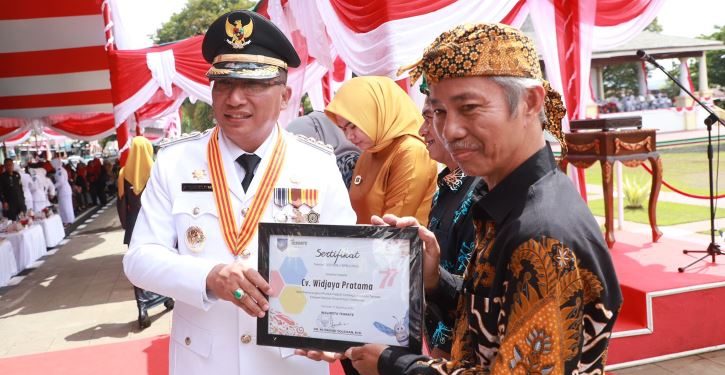 Wali Kota Ternate Saat Memberikan Sertifkat Bagi Pelaku UMKM. (Foto : Istimewa)