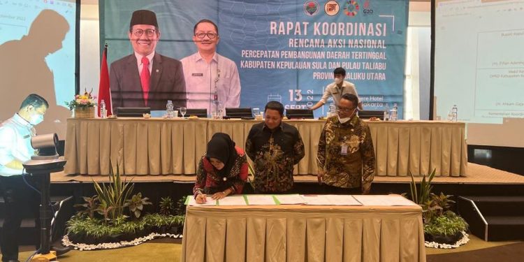 Bupati Kepulauan Sula Saat Menandatangani Perjanjian Kerjasama dengan 15 Lembaga Kementeriaan., Selasa (13/9/2022)