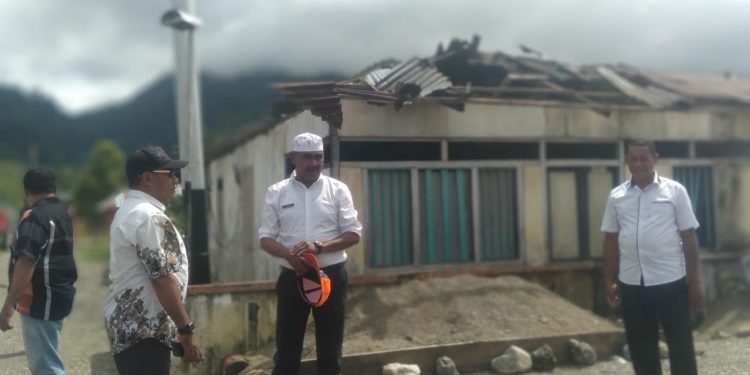 Kepala BPBD Kepulauan Sula, H. Buhari Buamona, saat meninjau lokasi bencana angin puting beliung di Desa Buya. (Foto : dN CM)