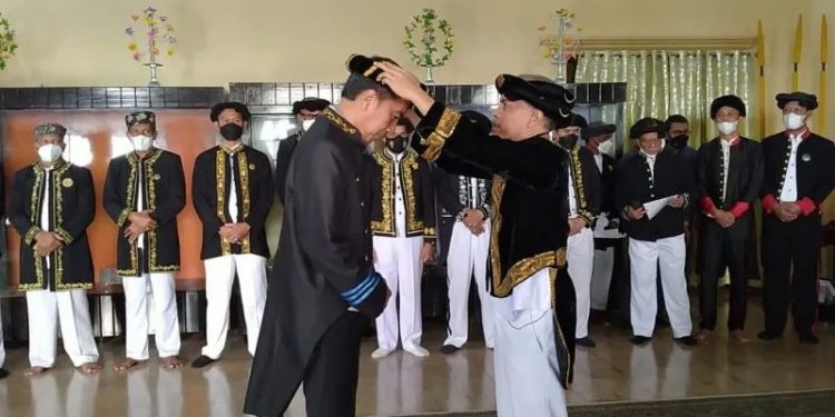 Sultan Ternate Hidayatullah Sjah memberikan gelar Presiden Jokowi Widodo sebagai Kaicil Joko Widodo Dada Madopo Lamo atau Pangeran Bangsawan, Rabu (28/9/2022). (Foto : Ata)
