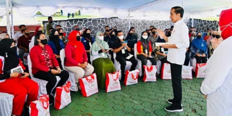 Presiden Joko Widodo mengecek Penyaluran BSU kepada para penerima manfaat di BLK Kota Ternate, Maluku Utara, Rabu (28/9/2022). (Foto: BPMI Setpres/Laily Rachev)
