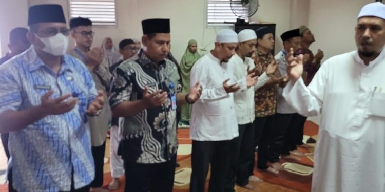 BNNP Malut Saat Shalat Gaib dan Doa Bersama Bagi Korban Kanjuruhan Malang. (Foto : Humas BNNP Malut)