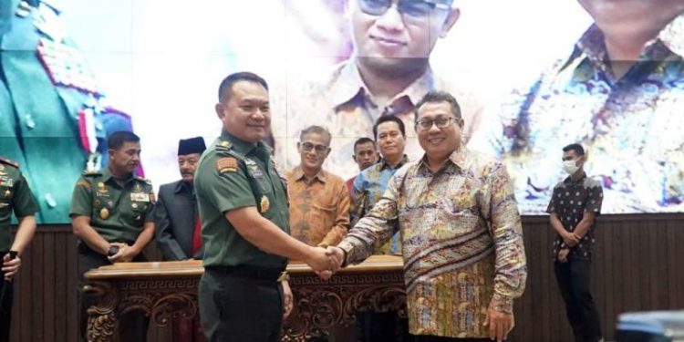 Jenderal TNI Dudung Abdurachman Saat Bersama Ketua SMSI Pusat Firdaus. (Foto : SMSI)