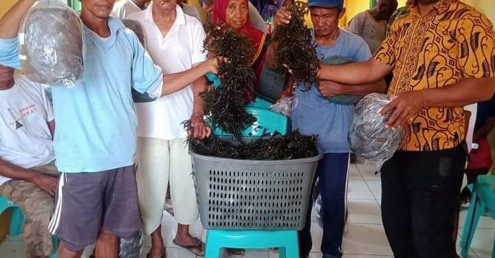 Kepala Kepala Desa Fukweu Saat Serahkan Bantuan Peralatan Budidaya Rumput Laut pada Warga. (Foto : dN CM)