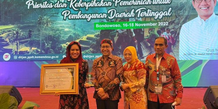 Foto Bersama Bupati Kepulauan Sula Saat Menerima Penghargaan dari Menteri PDTT Abdul Halim Iskandar. (Foto : Humas Kepsul)