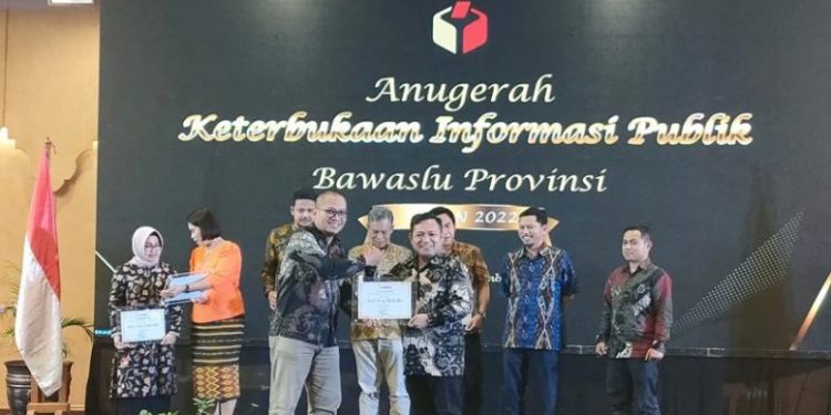 Anggota Bawaslu Provinsi Maluku Utara, DR Fahrul Abdul Muid Saat Menerima Penghargaan. (Foto : Bawaslu Malut)