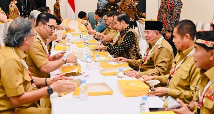 Jokowi makan siang bareng para gubernur. (Dok. Biro Pers Setpres)