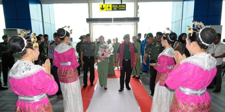Suasana Penyambutan Danrem 152 Baabullah di Bandar Udara Sultan Baabullah Ternate