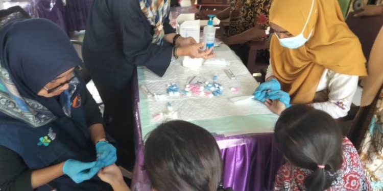 Siswa SD GMIH Lelilef Sawai Saat Diambil Sampel Darah oleh Petugas Kemenkes RI. (Foto : Istimewa)