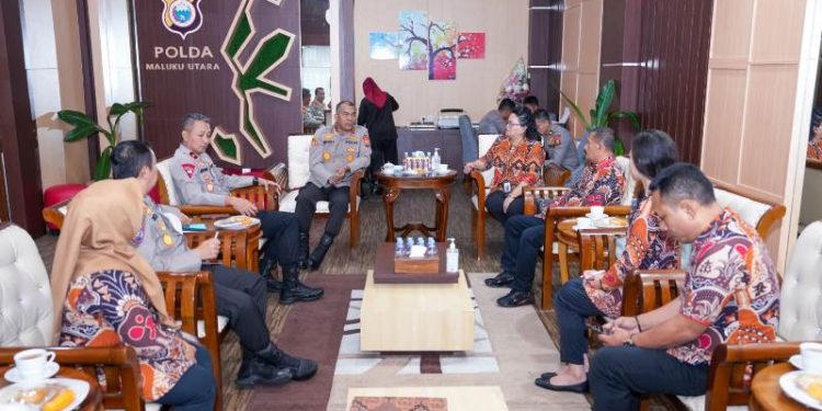 Pertemuan Kepala Perwakilan BKKBN Malut, Renta Rego Tarangi dengan Kapolda Malut. (Dok : Foto Humas BKKBN)