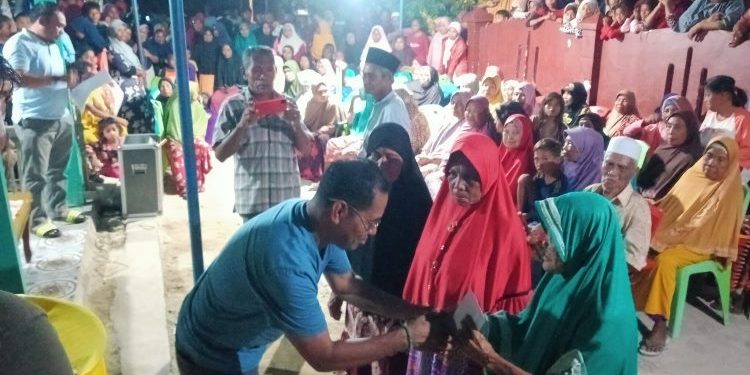 Ketua DPW PKB Malut Jasri Usman Saat Memberikanb Santunan kepada Warga Desa Orimakurunga. (Dok : Foto Utam)