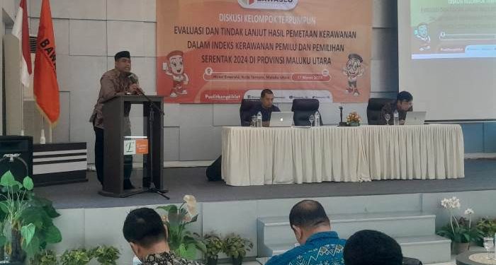 Kordiv Pencegahan, Partisipasi Masyarakat dan Humas Bawaslu Malut, Ikbal Ali Saat Membuka Diskusi Kelompok Terpumpun Pemetaan Kerawanan Pemilu 2024 di Maluku Utara. (Dok : Va2)