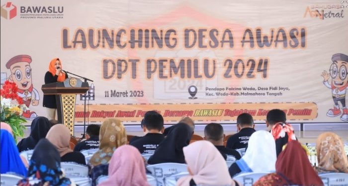 Ketua Bawaslu Malut Hj. Masita Nawawi Gani, SH Saat Memberikan Sambutan pada Launching Desa Awasi DPT Pemilu 2024 di Kabupaten Halmahera Tengah, Sabtu (11/3/2023). (Dok : Foto Istimewa)