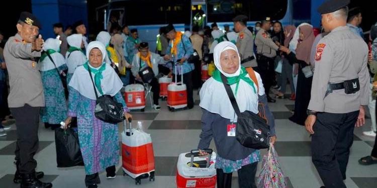 Jemaah Haji Malut Saat Tiba di Bandara Babullah dan Menuju ke Embarkasi Makassa. (Dok : Foto Humas Kemenag Malut)