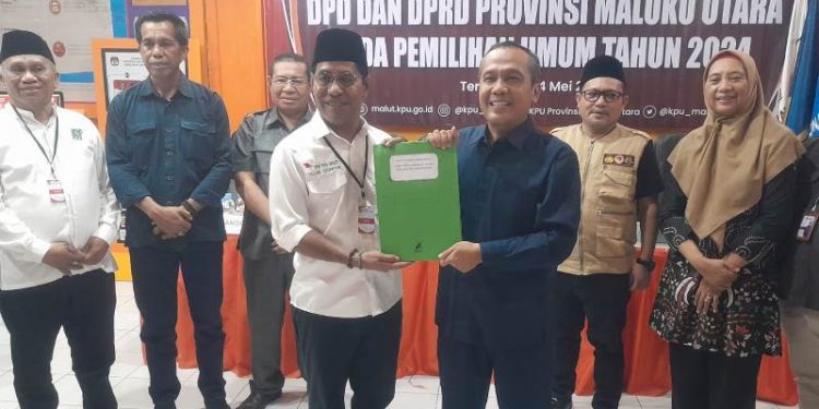 Ketua Wilayah PKB Malut Sat Menyerahkan Dokument Pendafytaran Bacaleg ke KPU Malut. (Dok : Foto CM)