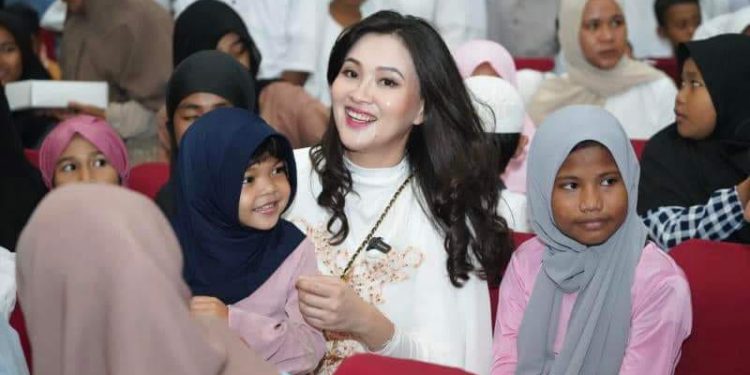 Shertly Tjoanda Saat Foto Bersama Anak-Anak Maluku Utara. (Dok : Istimewa)