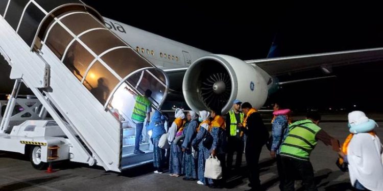 Jemaah Calon Haji Maluku Utara Saat Nailk Pesawat. (Dok : Foto Kemenag Malut)