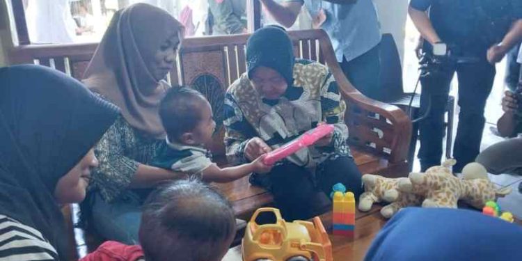 Mensos Risma Saat Jenguk Bayi Gizi Buruk di Ternate. (Dok : Foto Va2)