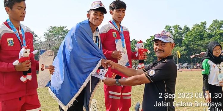 Official Malut Saat Mengalungkan Medali Emas Atlet Rangga Sde yang Raih medali Emas. (Dok : Foto Istimewa)