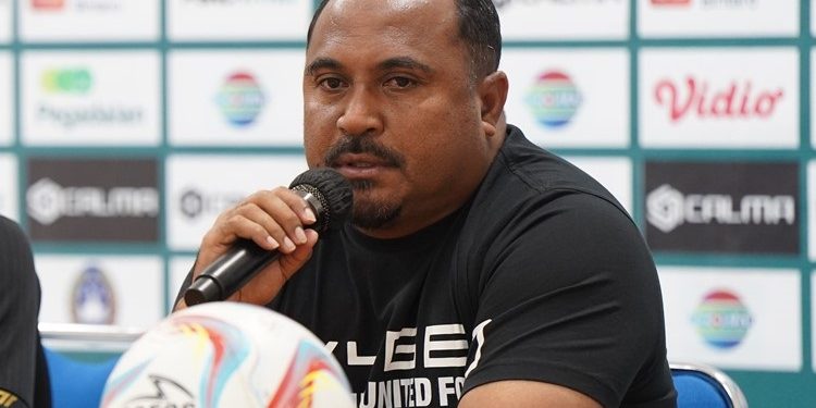 Pelatih Malut United FC Imran Nahumarury berbicara dalam konferensi pers menjelang laga tandang. (Dok : Malut UNited FC)