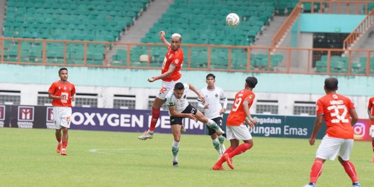 Jose Wilkson Beraksi dalam pertandingan pertamanya bersama Malut United saat bersua PSKC Cimahi di Stadion Wibawa Mukti. (Dok : Humas MUFC)