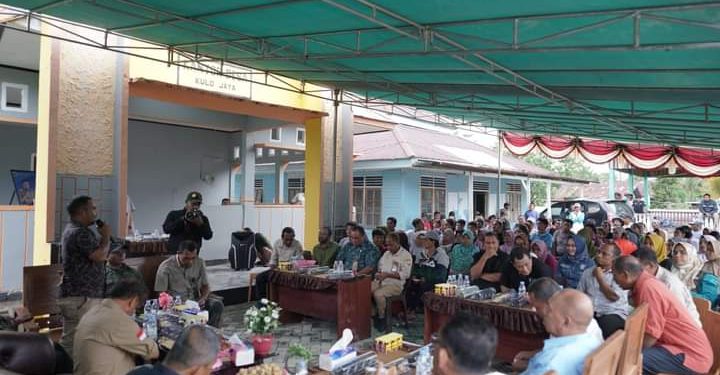 Penjabat Bupati Halteng Saat Sambutan dalam Kuker di Desa Kulo Jaya. (Dok : Istimewa)