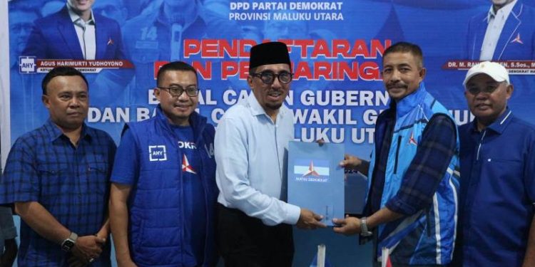 Sultan Tidore, Husain Alting Saat Mengembalikan Formulir Pendaftaran ke DPD Partai Demokrat Malut. (Dok : Foto Like)