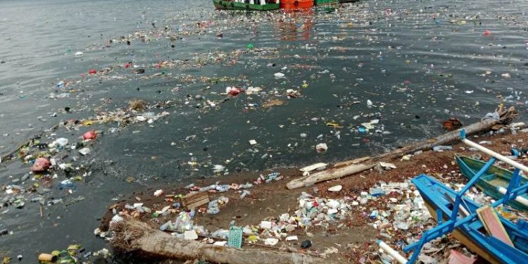 Tumpukan Sampah Penuhi Pesisir Pantai di Kelurahan Kampung Makasar. (Dok : Foto Istimewa)