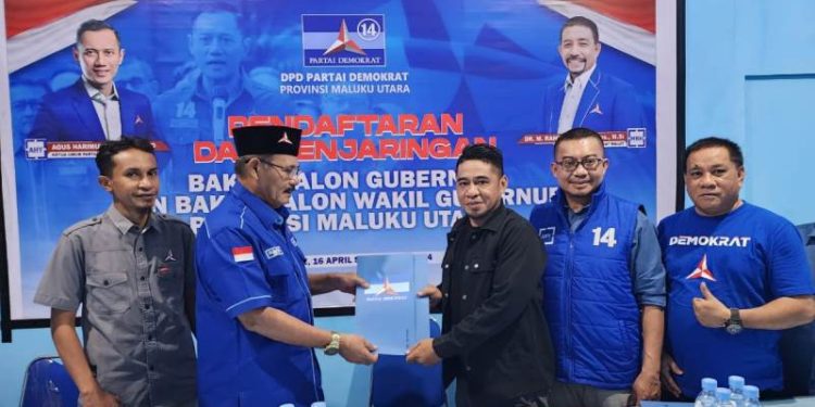 Tim LO Sultan Tidore Saat Mengambil Formulir Pendaftaran Balon Gubernur di DPD PD Malut. (Dok : Foto Istimewa)